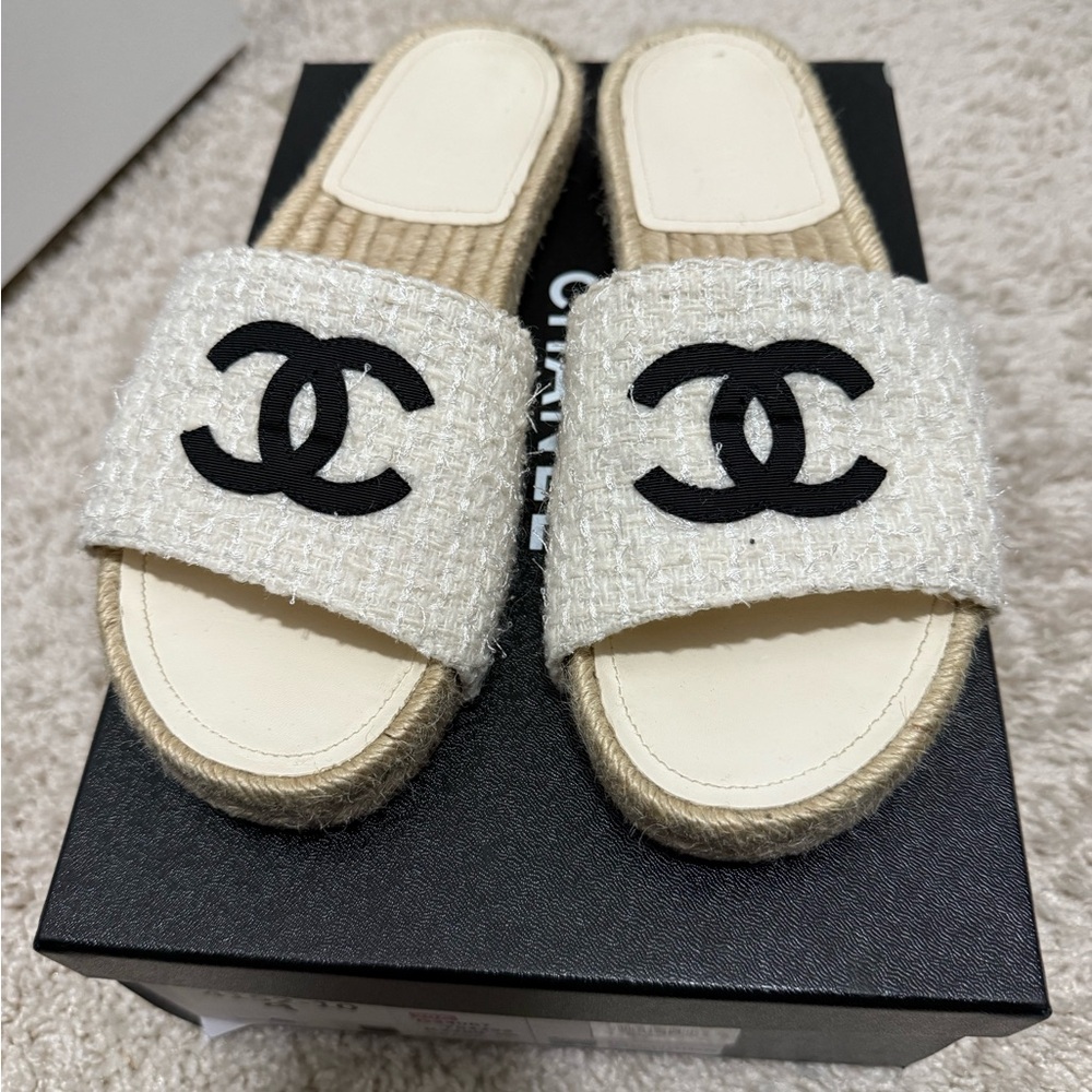 CHANEL White Tweed Espadrille Slide Sandals with Black CC Logo